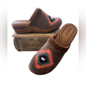 NIB Born Clogs Women’s Size: 9